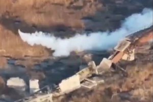 Rusai pademonstravo naują dronų pritaikymą fronte – ar tai gali tapti įprastu ateities mūšių laukų elementu?