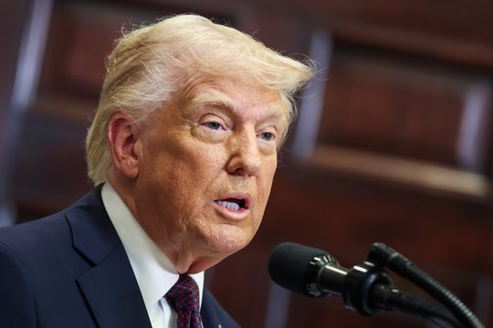 Pirmoji D. Trumpo reakcija į nutekinto pokalbio skandalą: atsakė, ar vis dar gali pasitikėti M. Waltzu