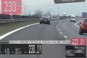 Greitkelyje 230 km/val. lėkęs vairuotojas gavo gerą pamoką, kai prisivijęs pareigūnus pradėjo mirksėti šviesomis