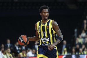 Įspūdinga: Šaro „Fenerbahce“ išplėšė pergalę buvusio žalgiriečio metimu su sirena