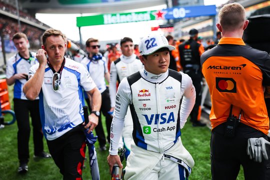 Žemės drebėjimas „Red Bull“: vilčių nepateisinusį zelandietį komandoje pakeis japonas