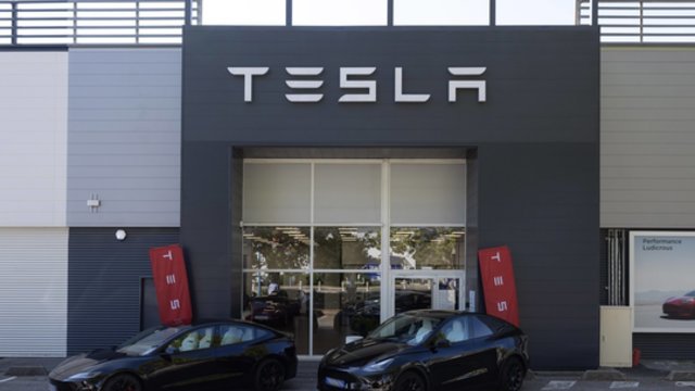 E. Muskas bando taisyti padėtį: „Tesla“ pradės veiklą Saudo Arabijoje