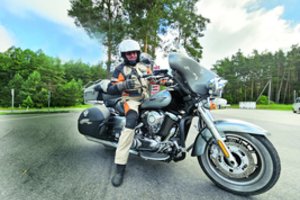 Varėnos r. vicemeras ant motociklo sėdo 12-os: prie „Ereliuko“ primontavo pjūklo variklį ir butelį nuo putojančio vyno