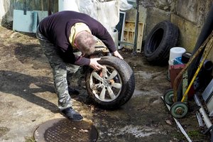 Smulkiai išaiškino, ką daryti įlėkus į duobę ir sugadinus automobilį: pravers ir neturintiems kasko