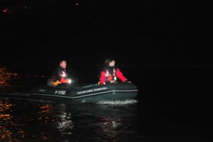 Kauno r. įskriejęs į tvenkinį nuskendo elektromobilis – apžiūrėjo narai, bet į krantą netraukė