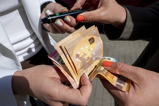 Klaipėdos kriminalistai demaskavo tris prekeivius, kurie neteisėtai pardavinėjo elektronines cigaretes ir skysčius joms pildyti – įkliuvo ir nepilnametis