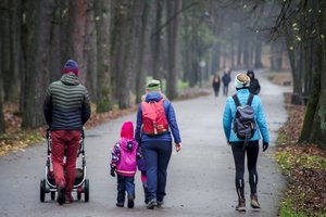 Iš Seimo – žinia tėvams: papildomais laisvadieniais pasinaudoti nori leisti ir vyresnius vaikus auginantiems tėvams