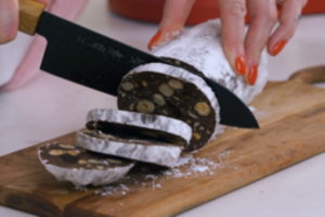 Itališka šokoladinė dešra: parodė, kaip lietuvių pamėgtą desertą gamina italai