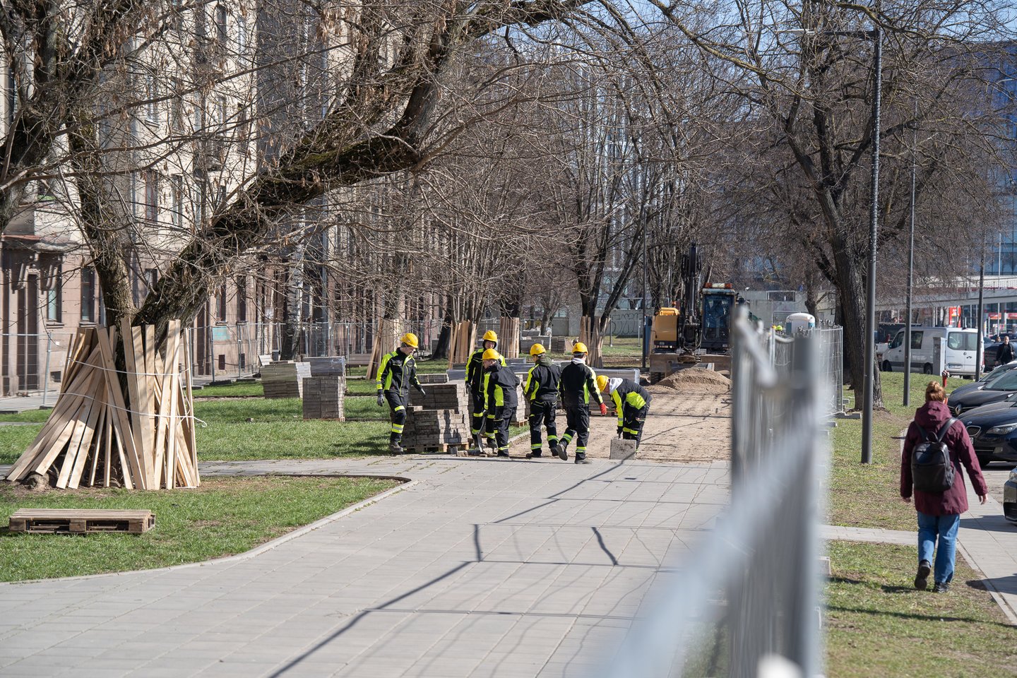 Karaliaus Mindaugo prospekto daugiabučiuose gyvenantys kauniečiai nustebo pamatę, kad po jų langais pradėtas ardyti pėstiesiems skirtas grindinys.<br>R.Vilkelio nuotr.