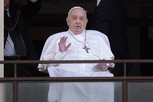 „Aš vis dar esu gyvas“: atskleidė, kaip popiežiui Pranciškui pavyko ištrūkti iš mirties nasrų