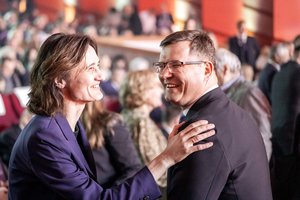 Ranka pasiekiamas postas – vis dar laisvas: buvę sąjungininkai įžvelgia norą sumėtyti pėdas