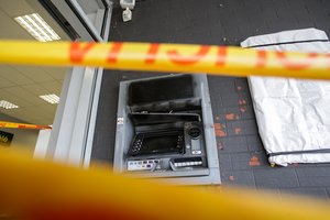 Vievyje naktį plėšikai surengė ataką prieš bankomatą