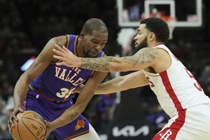 Po muštynių su K. Durantu iš aikštės išprašytas „Rockets“ krepšininkas, tačiau „Suns“ žvaigždė taip pat neliko aikštėje