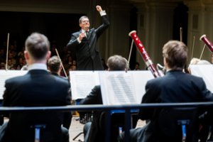 Filharmonijos publiką pakerėjo Modesto Pitrėno diriguojamas Lietuvos kamerinis orkestras ir Sergejaus Krylovo smuikas