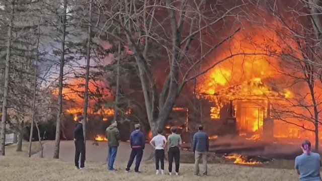 Nelaimė Minesotoje: lėktuvui įsirėžus į gyvenamąjį namą kilo didžiulis gaisras
