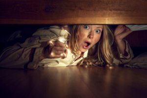 Auklė bandė įrodyti vaikui, kad po lova nėra monstrų, ir liko šokiruota, ką ten pamatė