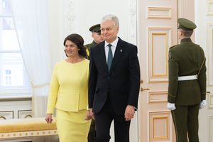 Iš URM – siūlymas: ragina prezidento sutuoktinį oro uoste aptarnauti kaip labai svarbų asmenį