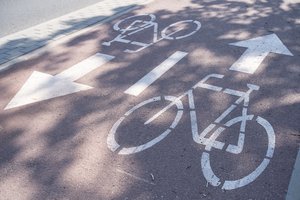 Kauno dviratininkai pasakoja apie perpus skilusius šalmus ir lūžusias galūnes: „Šlykšti vieta“