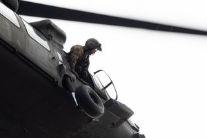 Lrytas iš Pabradės: laidojimo paslaugų tiekėjų autobusiukai, judanti technika ir JAV ambasadorės vizitas