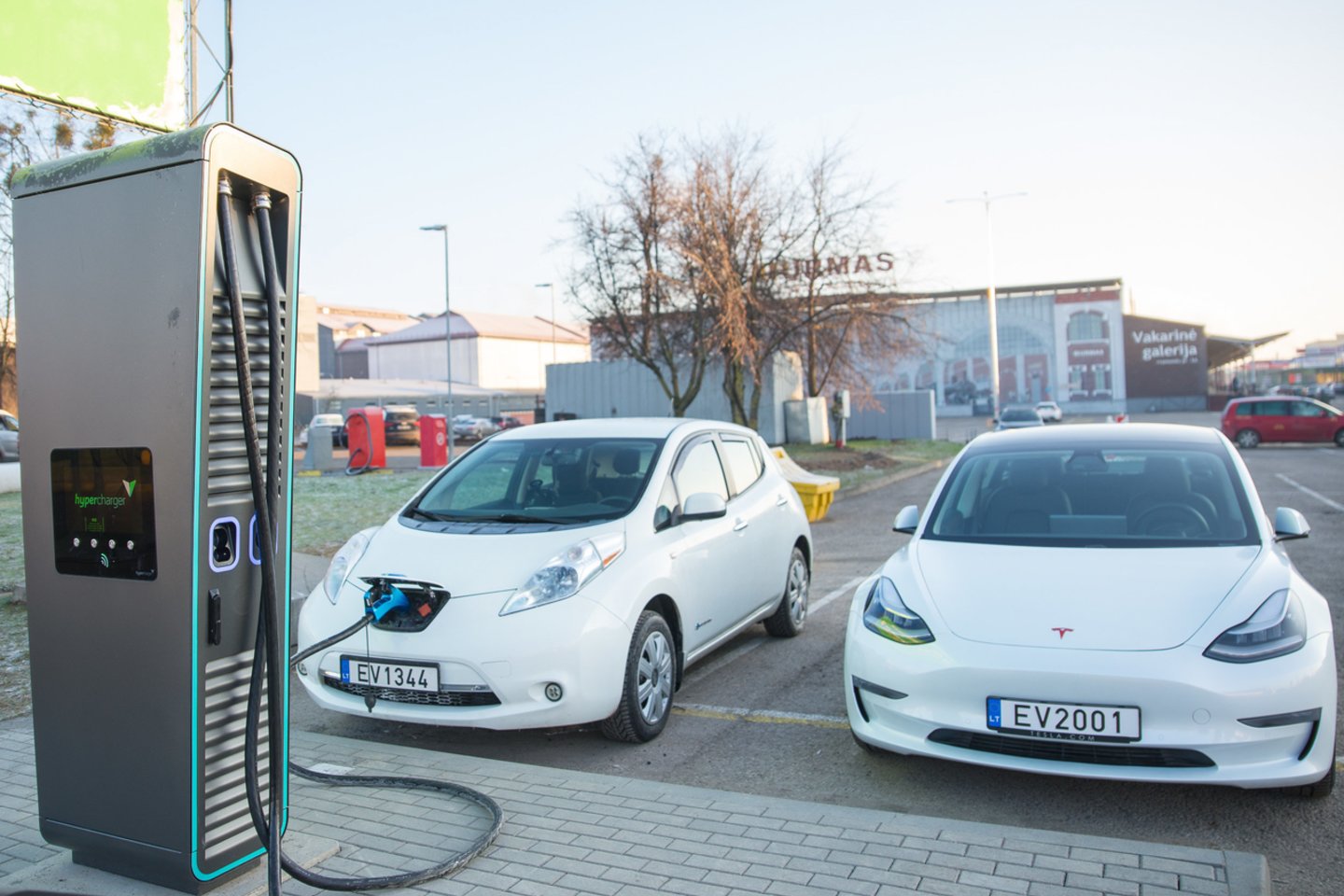 Vagys nuniokojo elektromobilių pakrovimo stoteles.