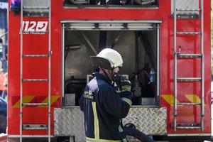Kaune užsidegė elektromobilis – jį teko versti ant šoninių ratų, o ugniagesiai triūsė penkias su puse valandos