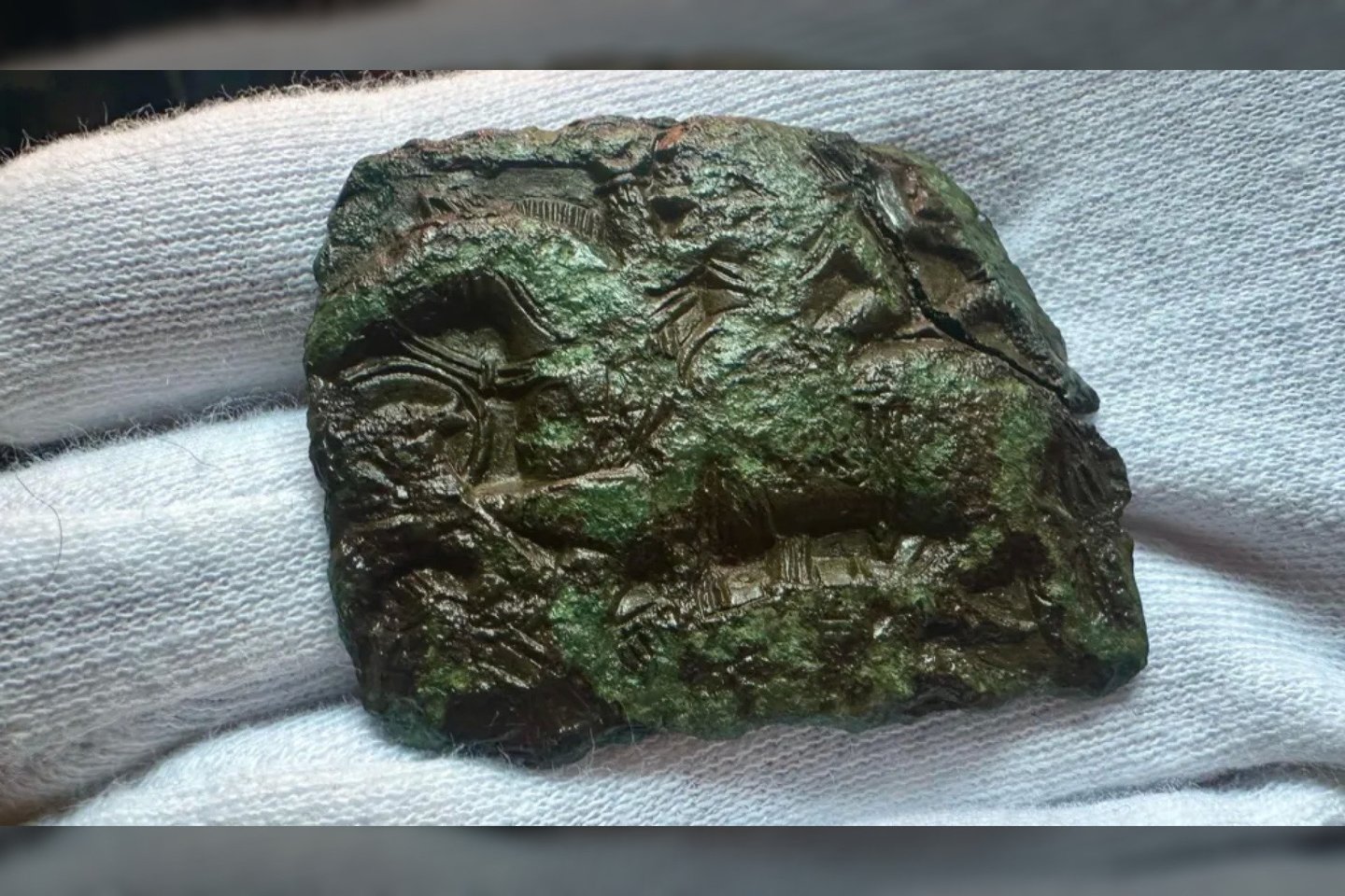 Rastajame vario lydinio atspaude pavaizduotas karys ant žirgo.