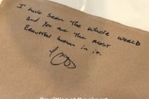 Romantika tvyro ore: keleivė iš piloto gavo romantišką raštelį