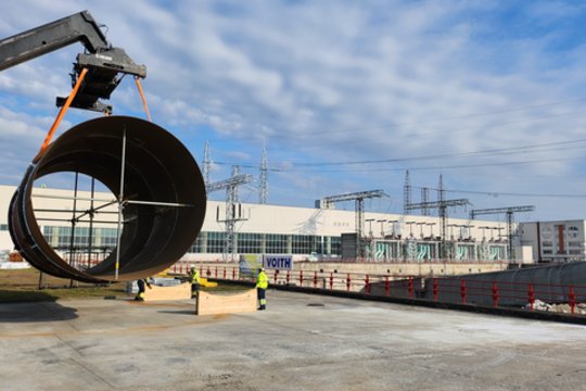 Į Kruonį atvežė didžiulio vamzdžio dalį – ruošia įrengti milžinišką bateriją, prilygstančią 200 tūkst. elektromobilių baterijų