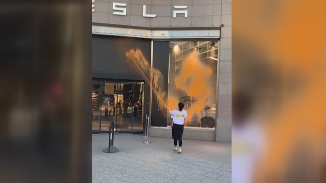 Švedijoje – protestas prieš E. Muską: aktyvistai „Tesla“ parduotuves apipurškė dažais
