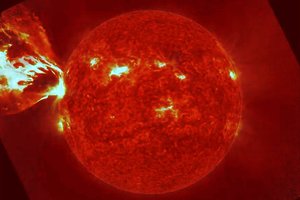 Saulėje užregistruotas ypač stiprus blyksnis – tą pajusti galėjo pusė pasaulio