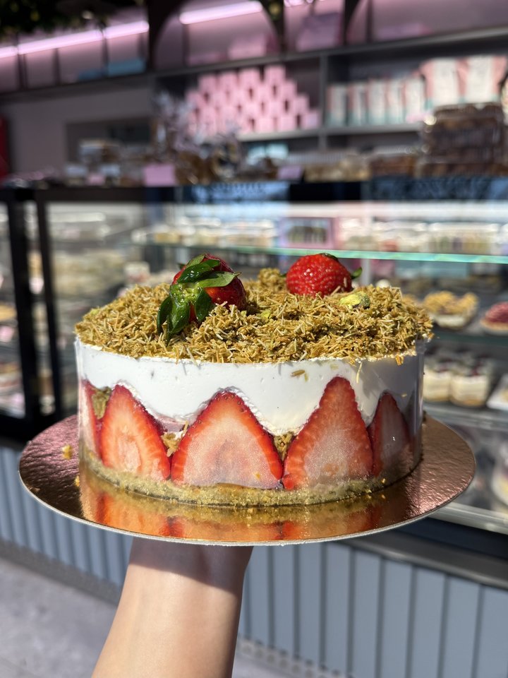 „Bella Toscana“ kepyklėlės, įsikūrusios Kaune, Vilniuje ir Palangoje, šiemet Velykoms siūlo penkis kūrinius, kurie sujungia šiuolaikinę kulinarinę estetiką ir šventinį jausmą.