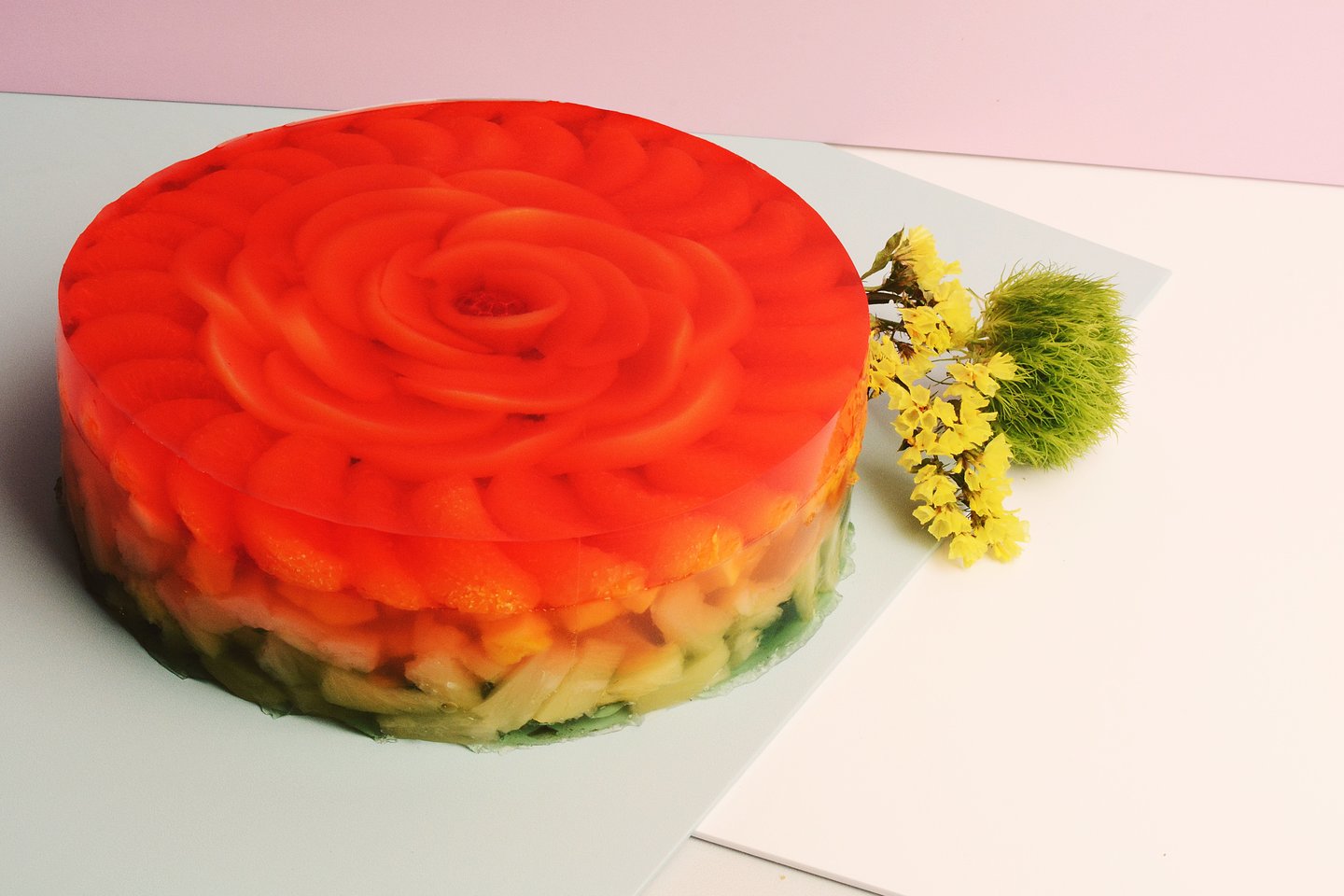 „Bella Toscana“ kepyklėlės, įsikūrusios Kaune, Vilniuje ir Palangoje, šiemet Velykoms siūlo penkis kūrinius, kurie sujungia šiuolaikinę kulinarinę estetiką ir šventinį jausmą.