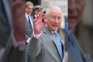 Karalius Karolis III grįžo į darbą po nedidelio suklupimo gydantis vėžį