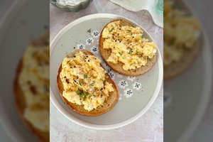 Plakta kiaušinienė su grūdėta varške – labai puri, kreminė ir minkšta