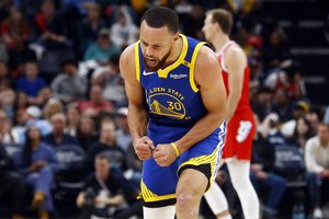 Beprotiškas S. Curry pasirodymas: sezono tolimų šuvių šou kartojęs gynėjas paguldė „Grizzlies“