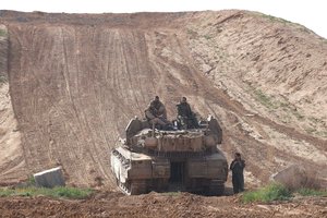 Izraelio gynybos ministras paskelbė smarkiai plečiantis karinę operaciją Gazoje