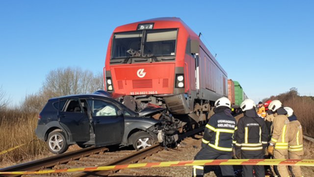  Vaizdai iš įvykio vietos: Klaipėdos rajone traukinys susidūrė su automobiliu