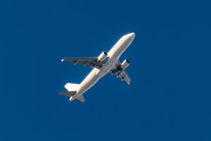 Iš Tuniso skridęs lėktuvas pasiuntė pagalbos signalą 