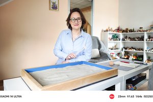 Ukmergiškės kabinete su smėliu žaidžia net ir įmonių vadovai: tik iš pirmo žvilgsnio atrodo, kad čia bus poilsio valandėlė 