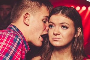 Nuobodžiaujanti mergina klube tapo tikra interneto sensacija: veido išraiška išdavė viską