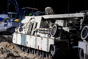 JAV kariuomenė paaiškino, koks likimas laukia iš pelkės ištraukto šarvuočio