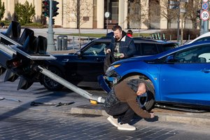 Deivydas Zvonkus neįsiteko kelyje – Stano automobiliu įsirėžė į šviesoforą prie Seimo