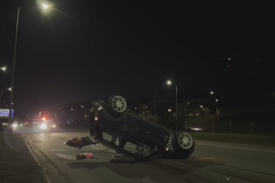 Vaizdai iš avarijos Vilniuje: po susidūrimo automobilis apvirto ant stogo