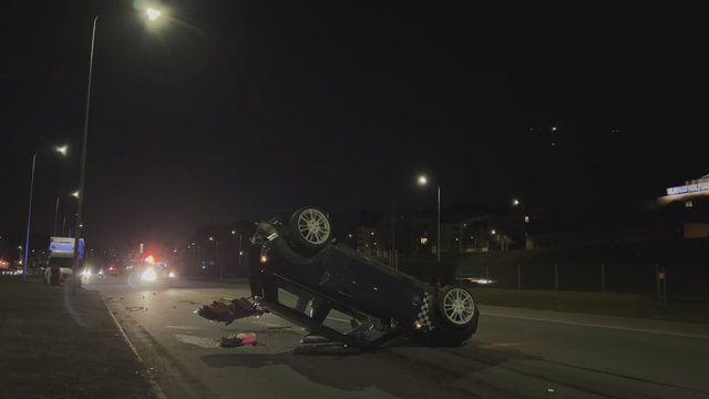 Vaizdai iš avarijos Vilniuje: po susidūrimo automobilis apvirto ant stogo