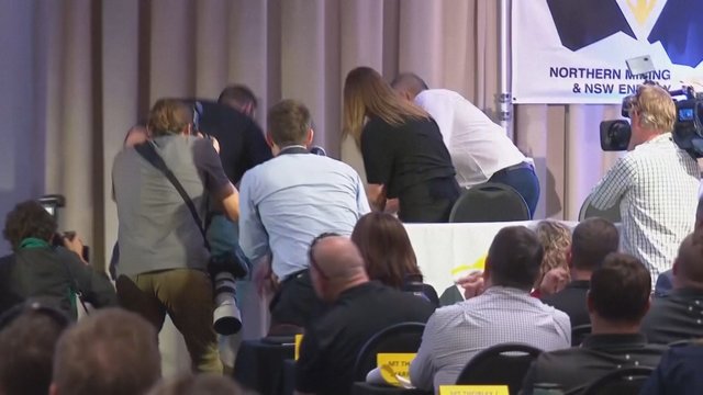 Australijos rinkimų kampanija nepraėjo sklandžiai: nufilmavo, kaip premjeras neišsilaikė ant kojų 