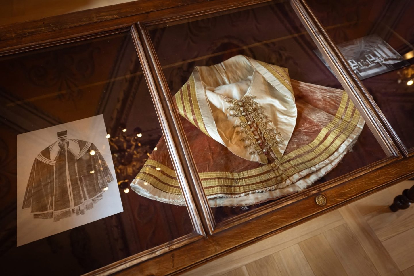 Vilniaus universiteto bibliotekos Pranciškaus Smuglevičiaus salėje rodyta pirmojo Vilniaus universiteto rektoriaus Petro Skargos XVI a. antros pusės iškilminga akademinė apranga XIX–XX a. pirmoje pusėje buvo saugoma nuo sunaikinimo kartu su kitomis istorinėmis vertybėmis Vilniaus katedroje.<br>M.Plepio nuotr.