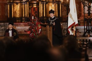 Atskleidė paslapčių apie išlikusią pirmojo Vilniaus universiteto rektoriaus iškilmingą aprangą