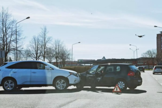 Vairuojančios damos ginčijosi iki nukritimo: be policijos įsikišimo neapsiėjo