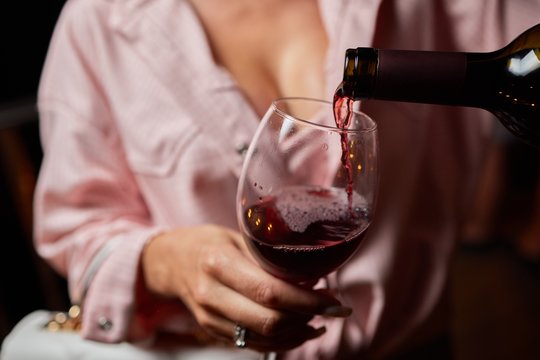 Išgėrus alkoholio parausta veidas? Medikas įspėjo šią savybę turinčius žmones