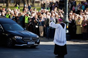 Lietuva – pasaulio žiniasklaidos dėmesio centre: reakcijos į tragediją ir ypatingas karių vaidmuo